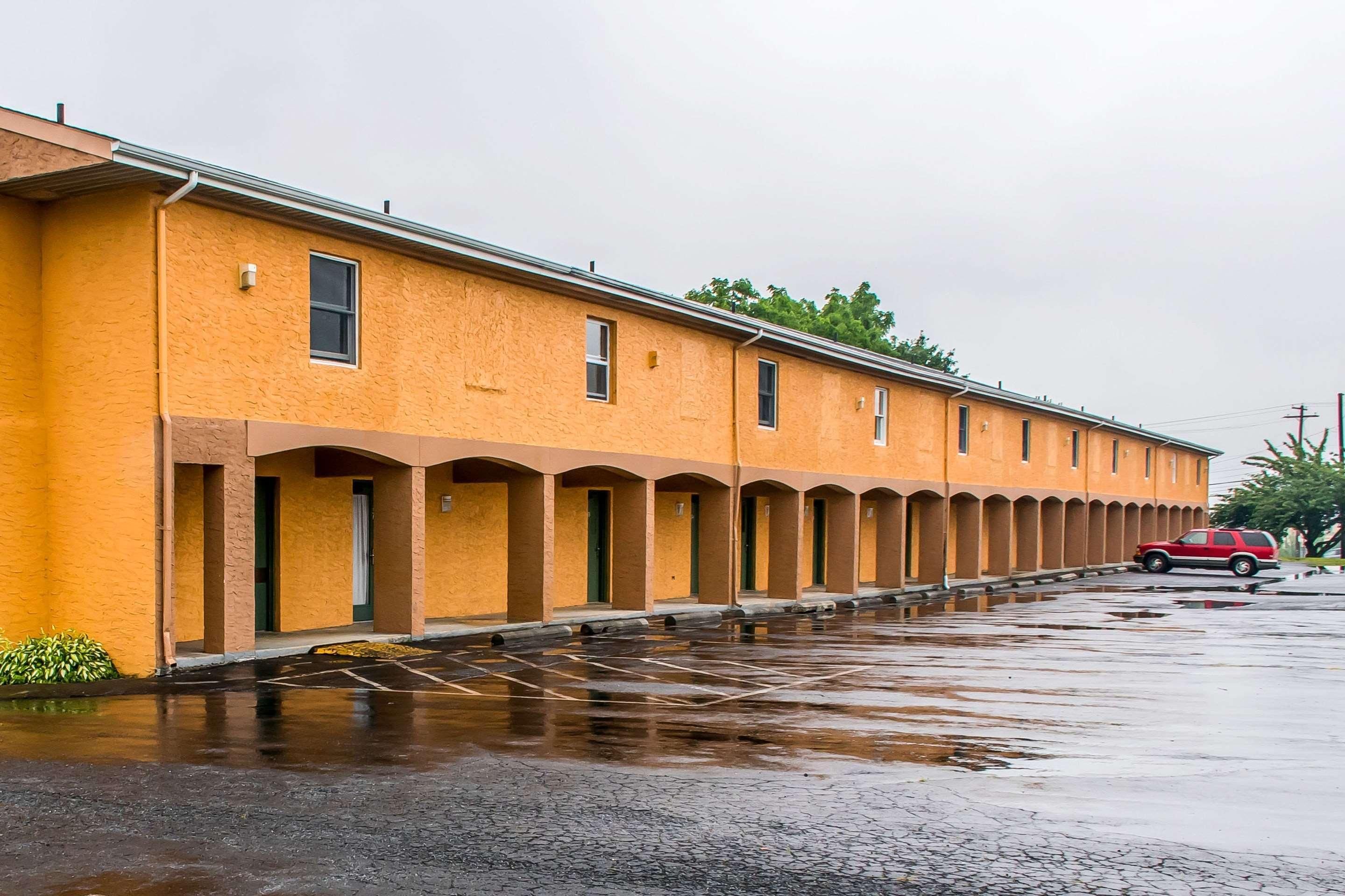 Rodeway Inn Amish Country Smoketown  Экстерьер фото
