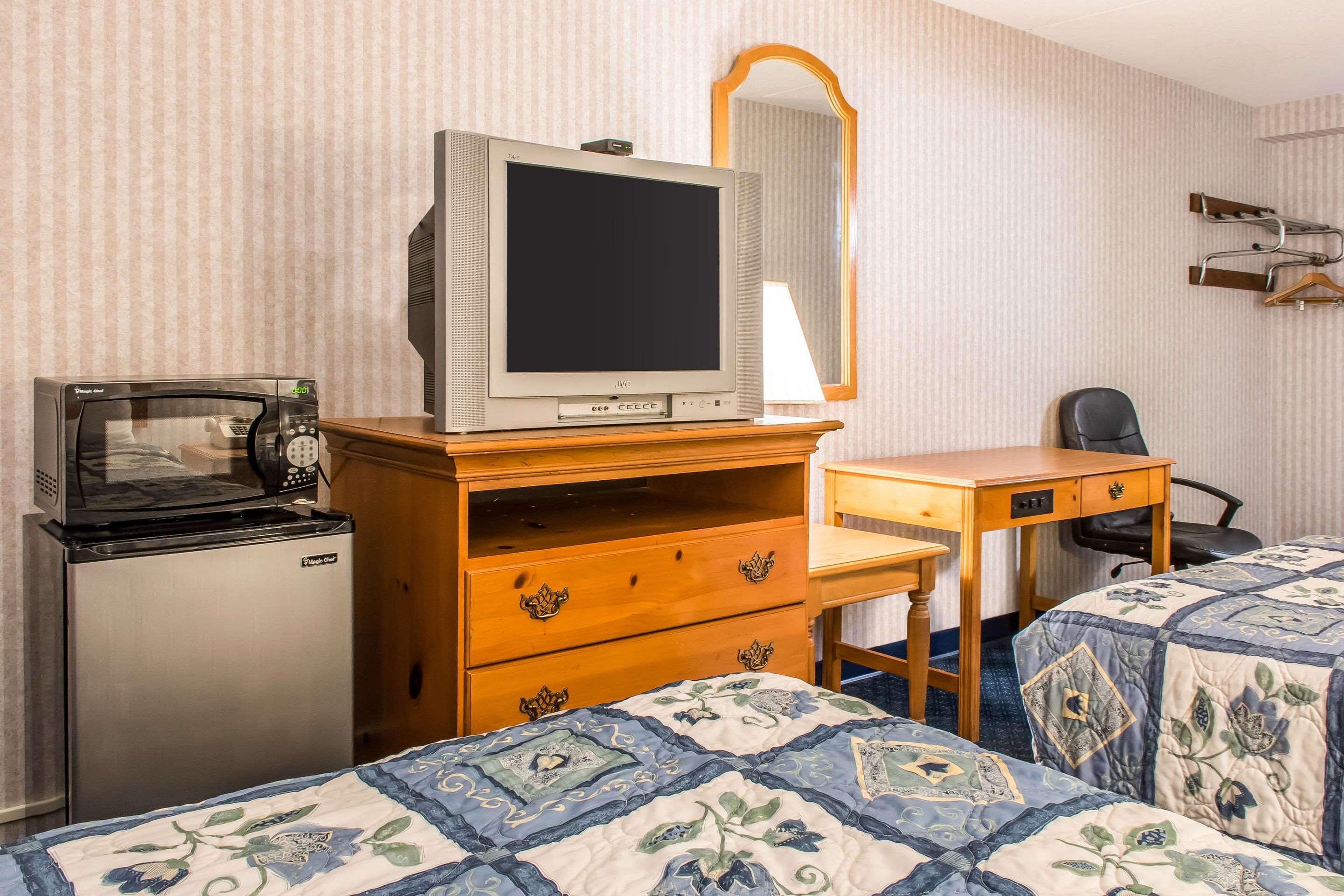 Rodeway Inn Amish Country Smoketown  Экстерьер фото